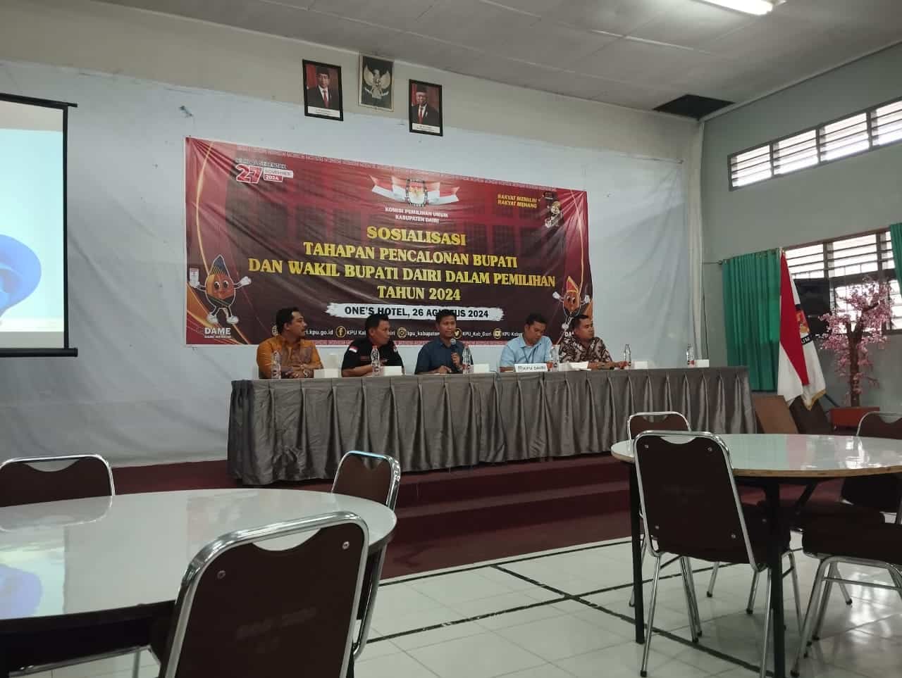 Ketua KPU Kabupaten Dairi Aryanto Tinendung bersama anggota Komisioner KPU, Asih Solin, Ridwan Samosir, Anggiat Gabe Sinaga, dan Rano Anto Sinaga saat memberikan sosialisasi PKPU Nomor 10 Tahun 2024 di One's Hotel Sidikalang, Senin (26/8/2024). (pelitaharian.id/Sondang Silalahi)