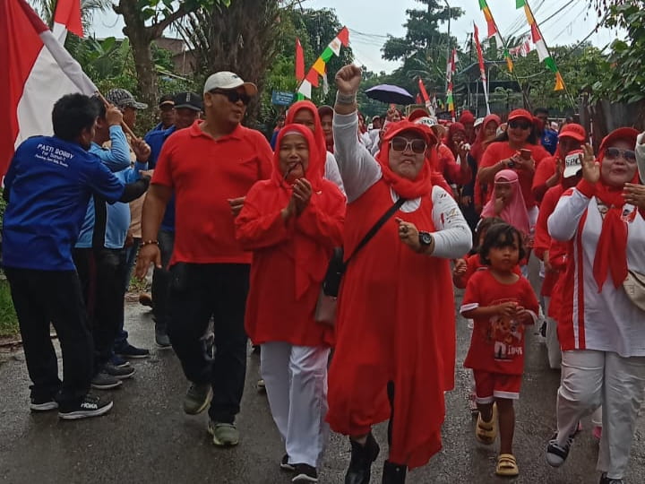 Suasana acara Jalan Santai yang berlangsung di Jalan Tuar, Kelurahan Amplas, Kecamatan Medan Amplas, Kota Medan, pada Minggu pagi (18/08/2024). (pelitaharian.id/Arya).