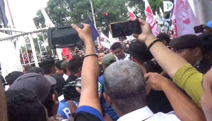 Pendaftaran Calon Gubernur Sumut: Bobby Nasution dan Surya Dihadapan Ribuan Pendukung di KPU Sumut