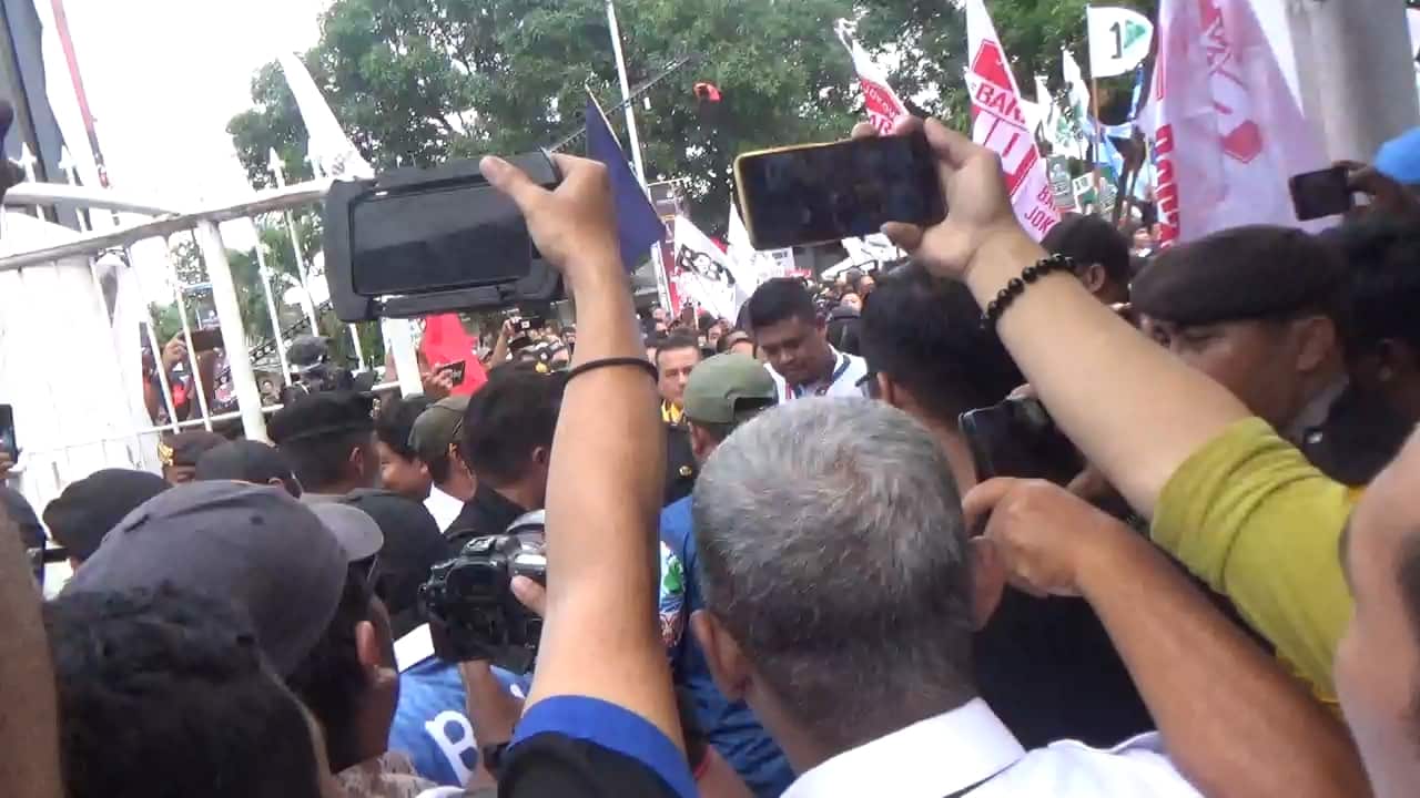 Suasana ribuan pendukung memadati Jalan Perintis Kemerdekaan di depan Kantor KPU Sumatera Utara, Medan, pada Rabu (28/08/2024) saat mendukung pendaftaran Bobby-Surya ke KPU Sumut. (pelitaharian.id/Aris).