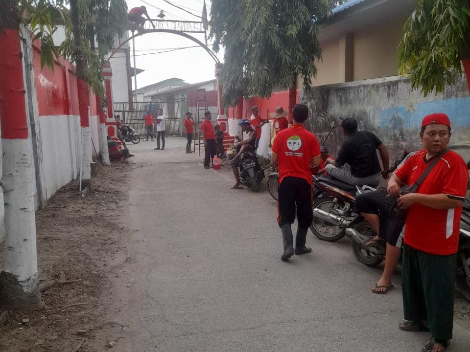 Suasana saat Gerakan Peduli Lingkungan (GPL) XIII Kelurahan Titipapan Kecamatan Medan Deli melakukan gotong royong, di Jalan Platina III Lingkungan XIII, Minggu (11/08/2024). (pelitaharian.id/ist).