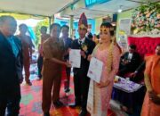 Kades Juma Siulok Dairi Serahkan Secara Langsung Akta Nikah Pengantin Baru