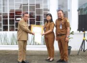 Sekda Dairi Serahkan Piagam Penghargaan Pegawai Terbaik Dinas Dukcapil Dairi