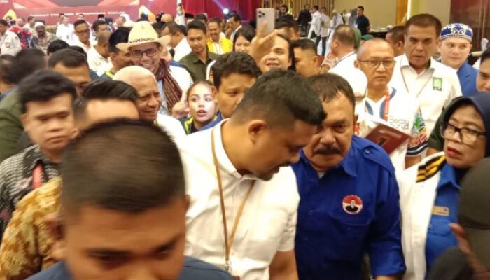 Erwan Rozadi Pimpin Massa Relawan Pasti Bobby di Grand Mercure, Sambut Meriah Bobby-Surya di Pilgub Sumut 2024