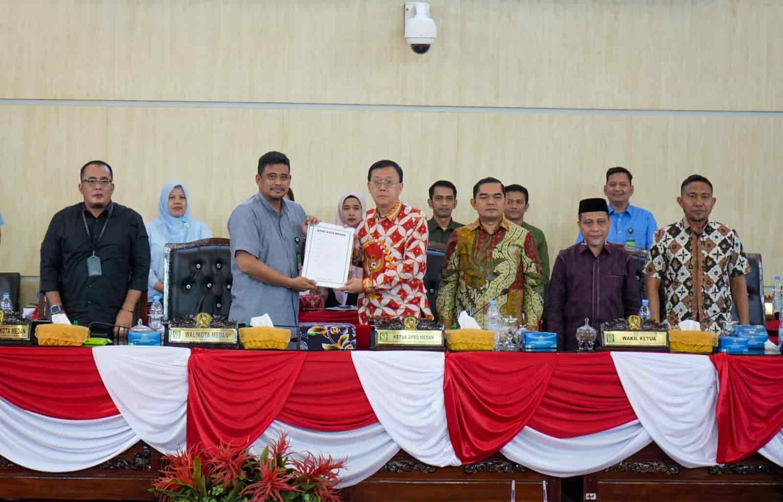 Wali Kota Medan Muhammad Bobby Afif Nasution saat foto bersama Ketua DPRD Medan dan Wakil-wakilnya usai Penandatanganan Persetujuan Bersama ini dilakukan dalam Rapat Paripurna DPRD, Selasa (3/9/2024) di gedung DPRD Medan (pelitaharian.id/Foto:ist).
