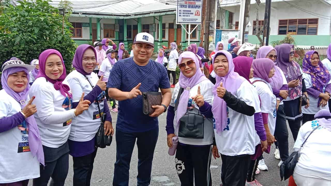 Ketua Tim Advokasi Hukum Pasti Bobby Sumut, Muhammad Sa'i Rangkuti, SH., MH saat foto bersama para peserta senam usai acara senam sehat di Jermal 7, Simpang Gang Murni 5, Kelurahan Denai, pada Minggu pagi, 6 Oktober 2024, (pelitaharian.id/Foto ist).