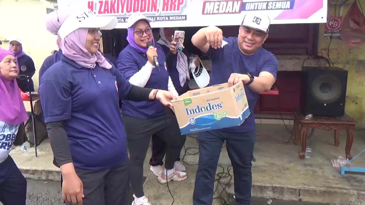Ketua Tim Advokasi Hukum Pasti Bobby Sumut, Muhammad Sa'i Rangkuti, SH., MH saat mengguncang nomor undian luckydraw usai acara senam sehat di Jermal 7, Simpang Gang Murni 5, Kelurahan Denai, pada Minggu pagi, 6 Oktober 2024, (pelitaharian.id/Foto: ist).