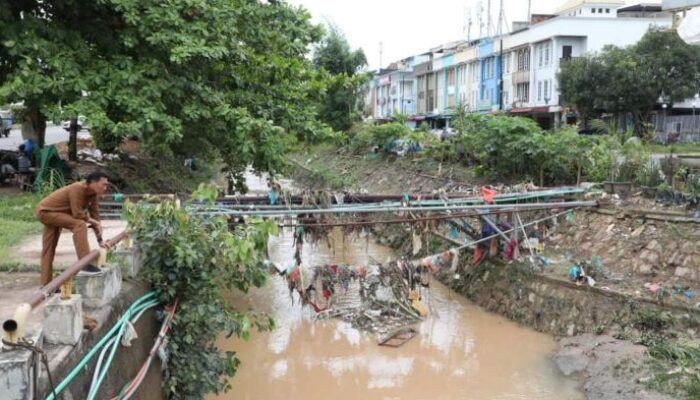 Pemko Batam Bergerak Cepat: Tinjau 13 Titik Banjir dan Kerahkan Alat Berat