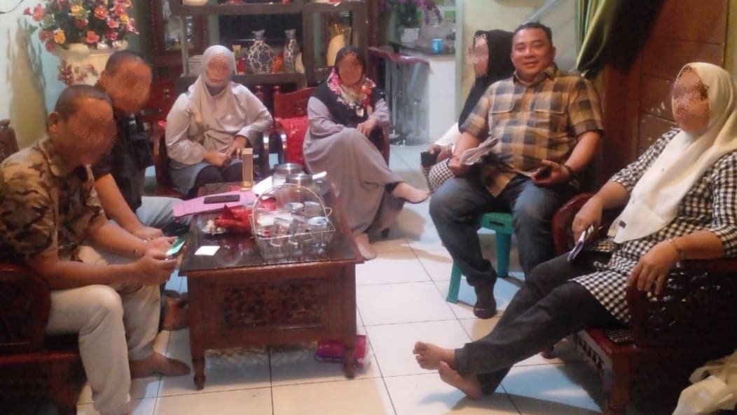 Suasana usai penyelesaian permasalahan secara humanis oleh Ketua Tim Advokasi Hukum Pasti Bobby Sumut, Muhammad Sa'i Rangkuti, SH., MH, kepada Ibu Pengusaha Armada di Medan Amplas (30/09/2024). (pelitaharian.id/Foto: ist).