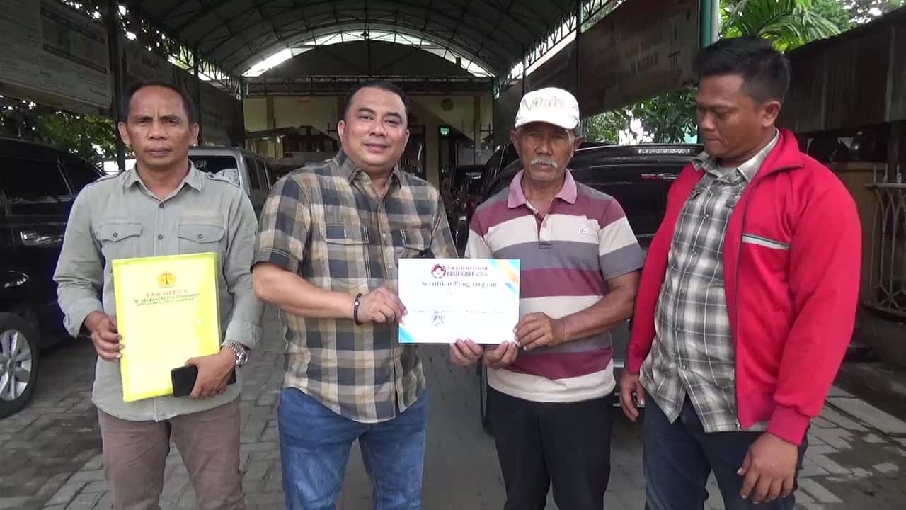 Muhammad Sa'i Rangkuti, SH., MH (kemeja kotak-kotak) memberikan sertifikat penghargaan atas kepercayaan Sutrisno (memakai topi putih) kepada timnya didampingi erwin (jaket merah) di seputaran Polsek Sunggal jalan Jalan Tahi Bonar Simatupang, Kelurahan Sunggal, Kecamatan Medan Sunggal, Kota Medan, Senin (30/09/2024) sore. (pelitaharian.id/foto: Aris).