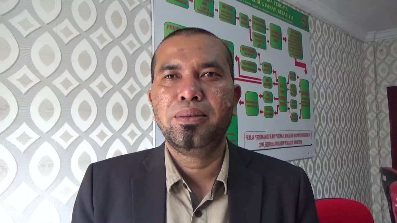 Kuasa hukum Warga, Mikrot Siregar, SH, MH, dari Kantor Pengacara Banteng Keadilan saat wawancara, Selasa, 1 Oktober 2024. (pelitaharian.id/foto: Aris).