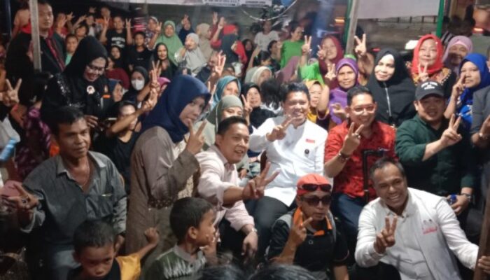 Ratusan Emak-Emak Berebut Selfie dengan Calon Wali Kota Medan Prof. Ridha, Dukung Penuh untuk Kemenangan di Pilkada 27 November 2024
