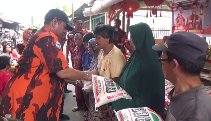 Jumat Berkah, Ketua PAC PP Medan Denai Guntur Syahputra Peduli Warga TSM 1