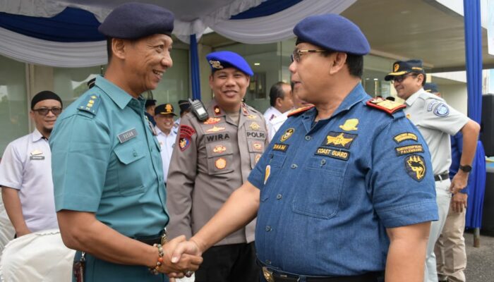 Prajurit TNI AL Sukses Kawal Nataru 2024/2025 di Palembang