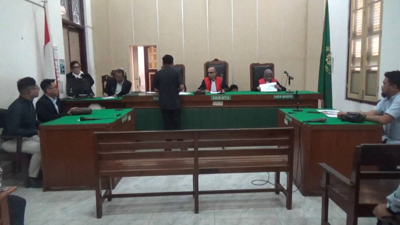 Sidang perdata terkait sengketa lahan di Jalan Gandhi, Medan, antara Benny dan warga lainnya melawan M Sethuraman kembali digelar di Pengadilan Negeri (PN) Medan pada Selasa (18/3/2025). Sidang ketiga ini berlangsung di Ruang Cakra 8 dengan agenda utama mediasi. (Foto: Aris/pelitaharian.id).