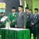 Sekretaris Jenderal PB Al Jam'iyatul Washliyah, Dr. Ir. H. Amran Arifin, MM, MBA, membacakan Surat Keputusan (SK) pengangkatan Prof. Dr. H. M. Jamil, MA, sebagai Rektor UNIVA Medan periode 2025-2029 di Convention Hall UNIVA, Medan, Selasa (18/3/2025). (Foto: ist/pelitaharian.id).