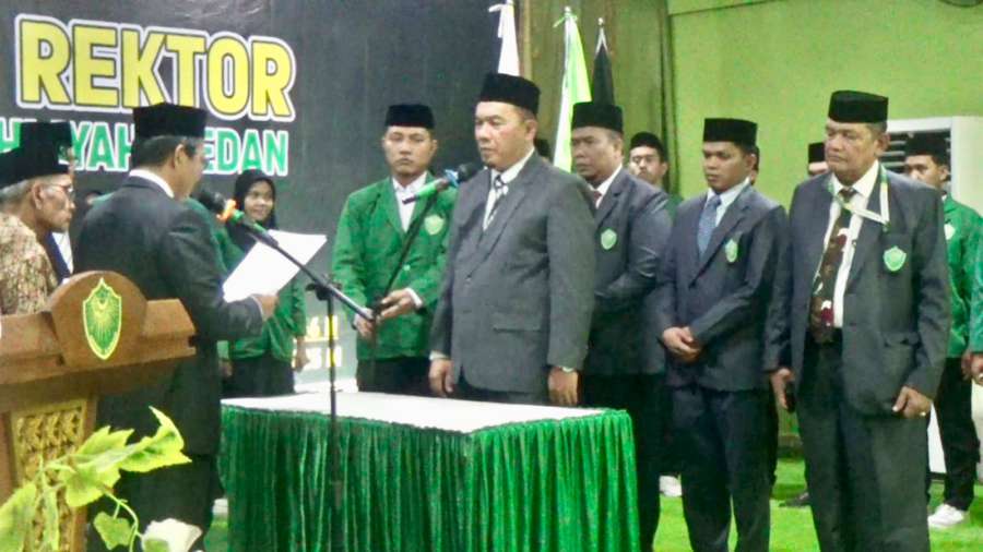 Sekretaris Jenderal PB Al Jam'iyatul Washliyah, Dr. Ir. H. Amran Arifin, MM, MBA, membacakan Surat Keputusan (SK) pengangkatan Prof. Dr. H. M. Jamil, MA, sebagai Rektor UNIVA Medan periode 2025-2029 di Convention Hall UNIVA, Medan, Selasa (18/3/2025). (Foto: ist/pelitaharian.id).