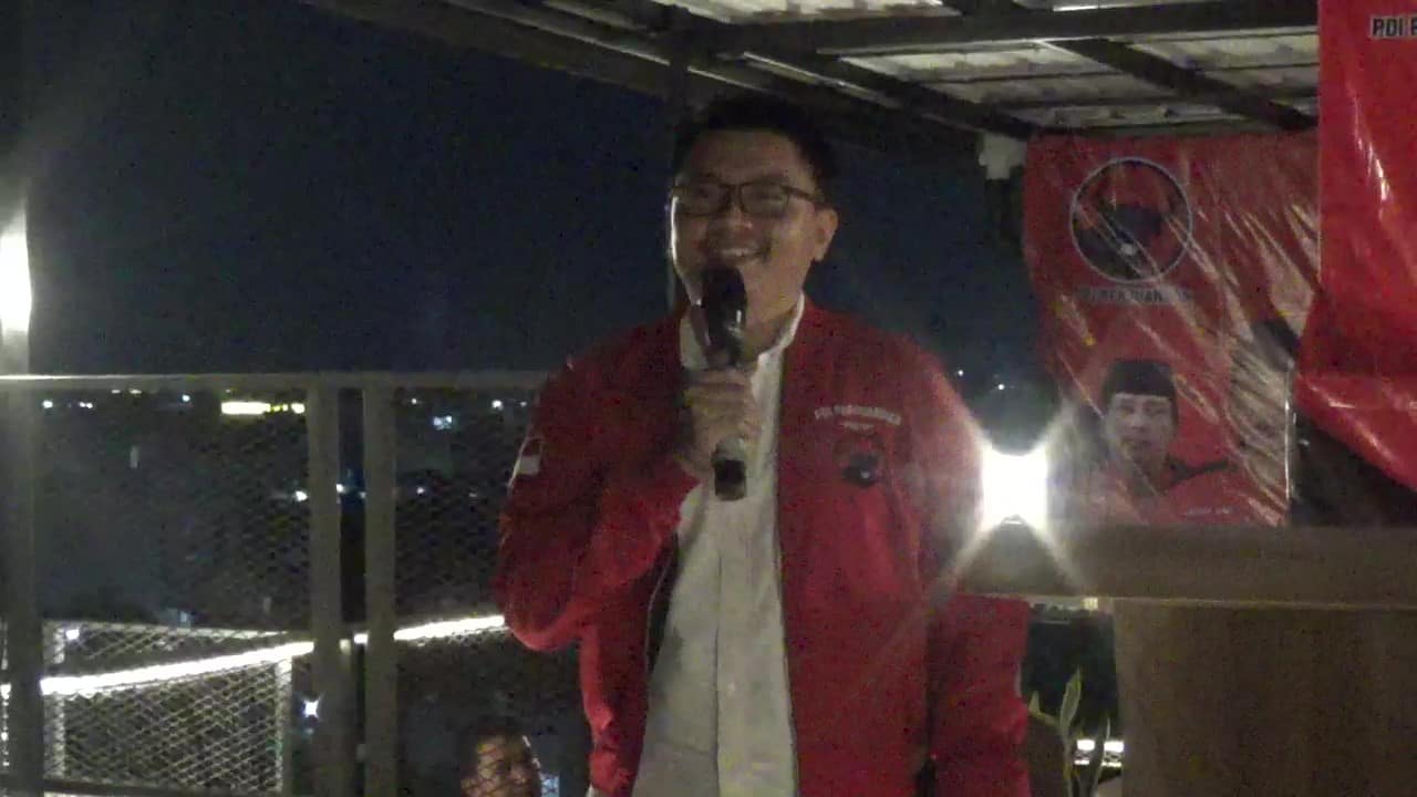 Ketua PAC PDI Perjuangan Medan Area, Bobby C Halim, menyampaikan sambutan dalam acara buka puasa bersama di Medan, Senin (24/3/2025). (Foto: Aris/pelitaharian.id).