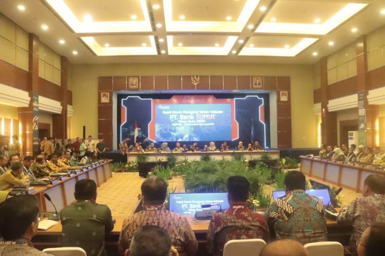 Bupati Serdang Bedagai (Sergai), H. Darma Wijaya, menghadiri Rapat Umum Pemegang Saham Luar Biasa (RUPS LB) PT. Bank Sumut di Kantor Pusat Bank Sumut, Medan, Kamis (20/3/2025). Dalam kesempatan itu, ia menegaskan pentingnya inovasi dan sinergi antara Bank Sumut dan pemerintah daerah guna mendorong pertumbuhan ekonomi serta pembangunan di Sumatera Utara. (Foto: ist/pelitaharian.id)