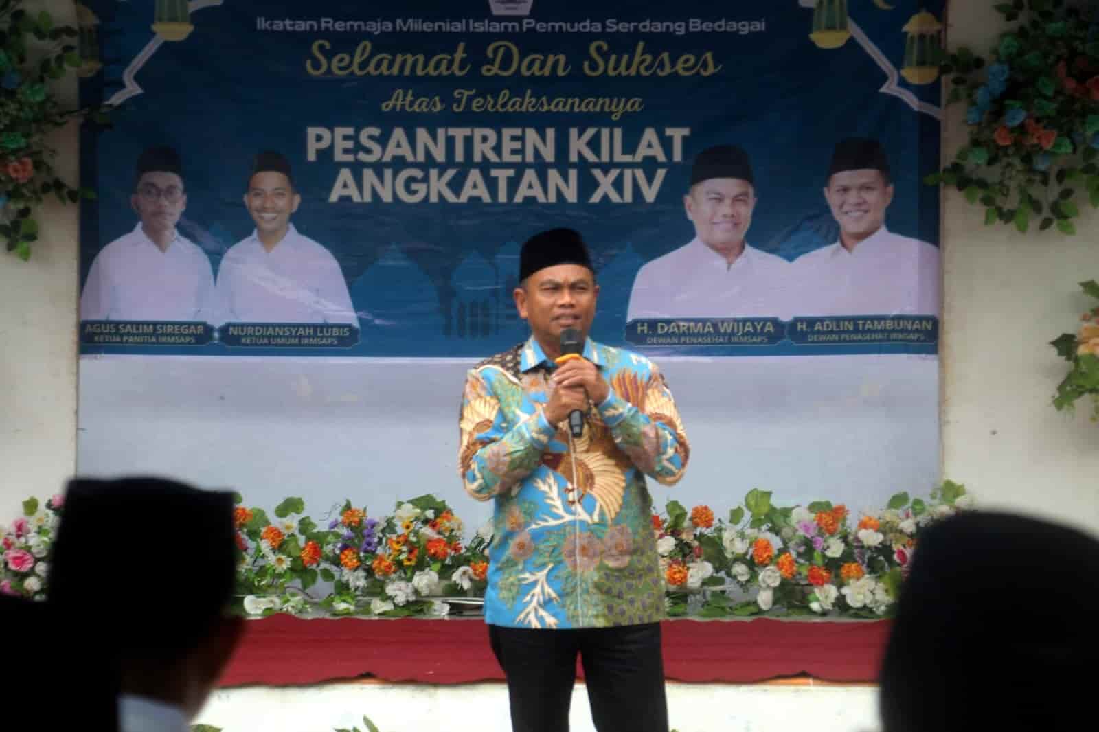 Bupati Serdang Bedagai (Sergai) H. Darma Wijaya menyampaikan sambutan saat membuka Pesantren Kilat Angkatan XIV Ikatan Remaja Milenial Islam Pemuda Serdang Bedagai (IRMSAPS) di halaman SMP Negeri 1 Teluk Mengkudu, Jumat (14/3/2025). Dalam pidatonya, ia menekankan pentingnya menjadikan Ramadan sebagai momentum memperkuat nilai-nilai Islam dan membangun akhlak generasi muda. (Foto: ist/pelitaharian.id).