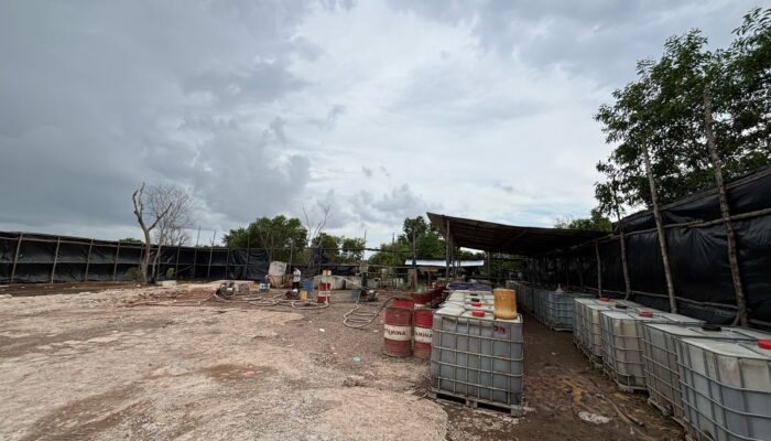 Polisi Gerebek Gudang BBM Ilegal di Pegayut, Oknum Misterius Diduga Coba Lindungi Pemilik!