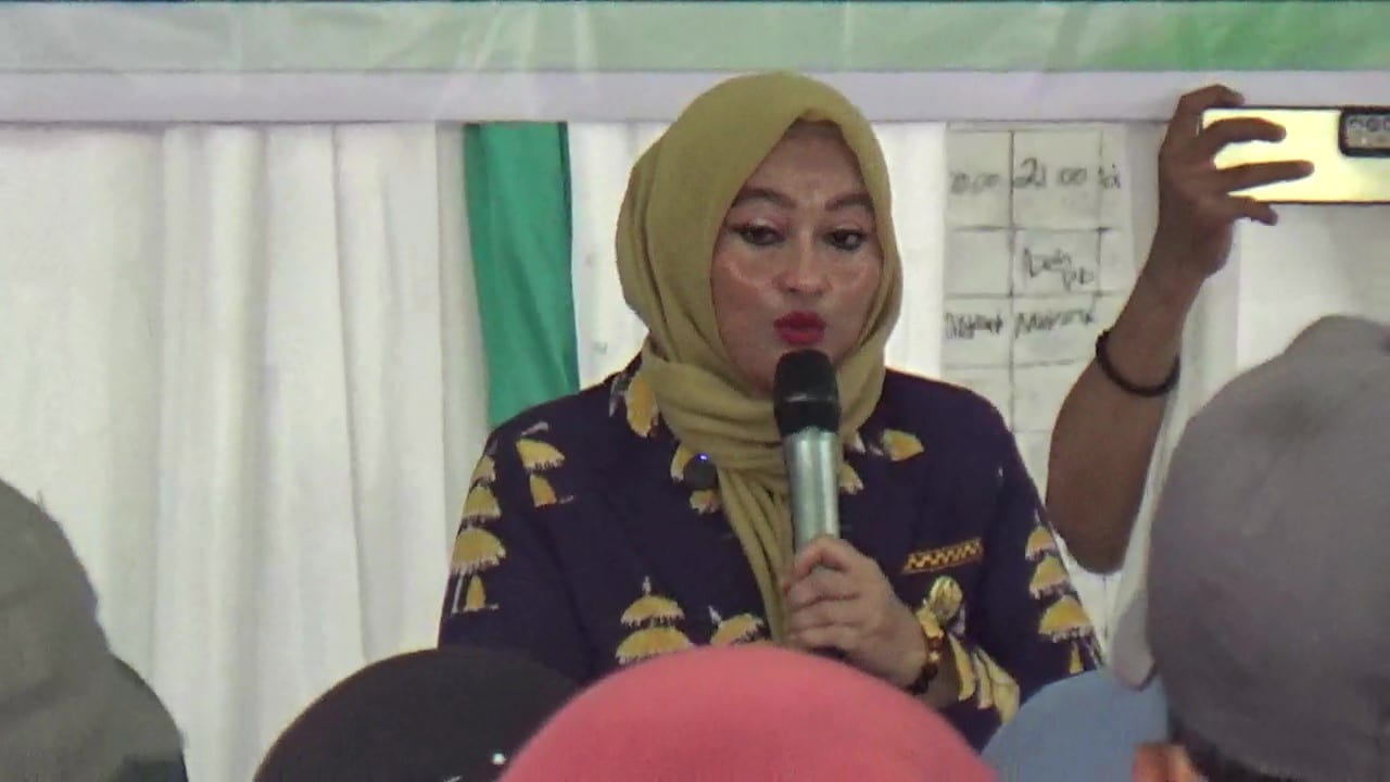 Anggota DPRD Medan dari Fraksi PKB, Roma Uli Silalahi, menyampaikan materi dalam Sosialisasi Peraturan Daerah (Sosperda) Nomor 4 Tahun 2019 tentang Pencegahan dan Peningkatan Kualitas Perumahan Kumuh dan Permukiman Kumuh di Zeze Futsal, Jalan Marelan Raya, Kota Medan, Minggu (23/03/2025). Acara ini dihadiri oleh perwakilan pemerintah Kecamatan Medan Marelan serta sekitar 150 warga. (Foto: Dok. pelitaharian.id).