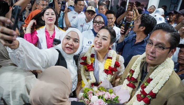 Meriah! Wali Kota Medan Rico Waas Pulang dari Magelang, Ratusan Warga Sambut di Kualanamu