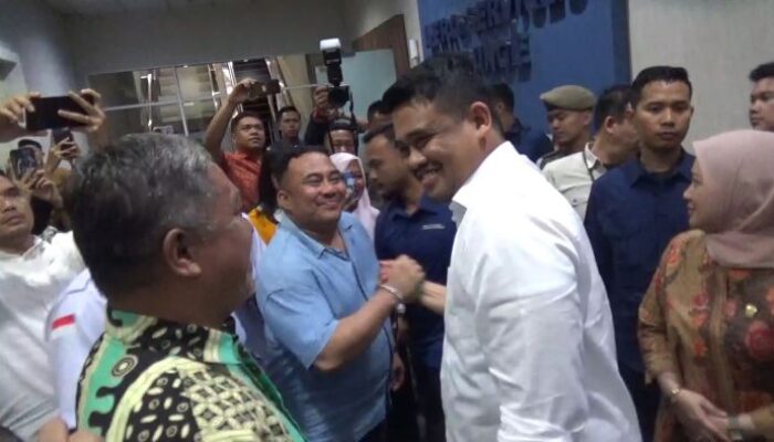 Gubernur Bobby Nasution Pulang dari Retret, Disambut Hangat Keluarga dan Tim Pasti Bobby di Kualanamu