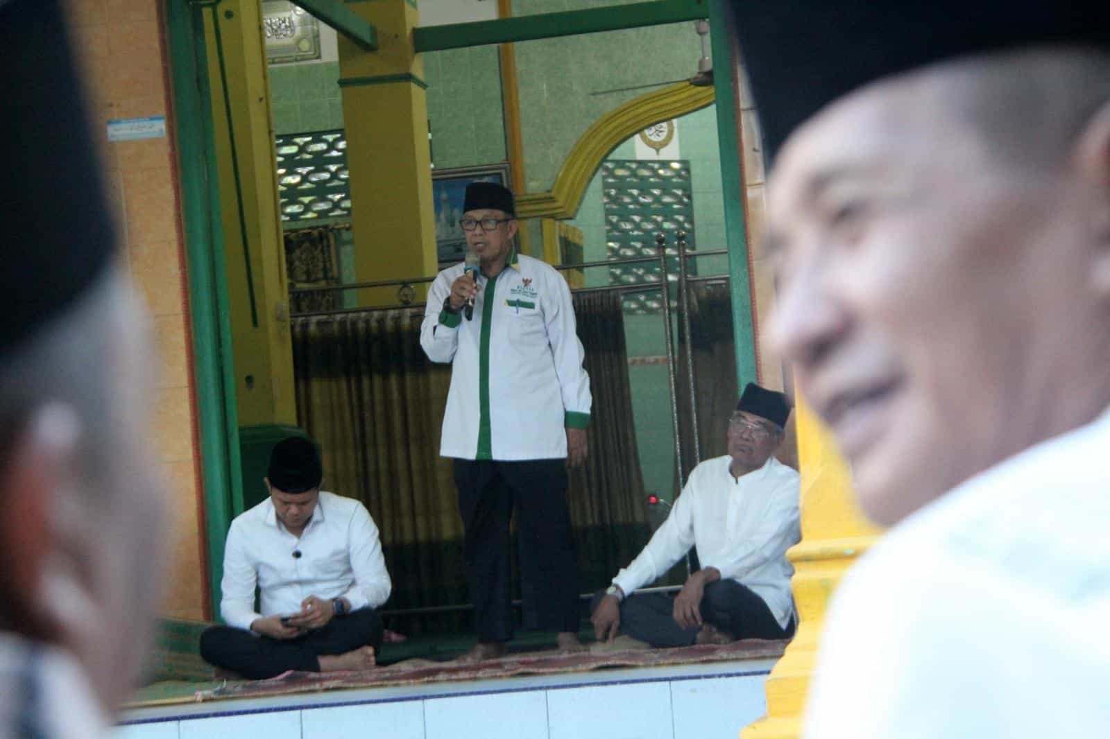 Wakil Bupati Serdang Bedagai (Wabup Sergai) H. Adlin Tambunan memberikan sambutan dalam rangkaian Safari Ramadan 1446 H di Masjid Sulaimaniyah, Desa Pantai Cermin Kanan, Kecamatan Pantai Cermin, Rabu (13/3/2025). Dalam sambutannya, Wabup menegaskan pentingnya Safari Ramadan sebagai ajang mempererat silaturahmi dan memperkuat nilai-nilai keislaman di tengah masyarakat. Ia juga mengajak warga untuk meningkatkan kualitas ibadah selama bulan suci demi meraih rida Allah SWT. (Foto: ist/pelitaharian.id).