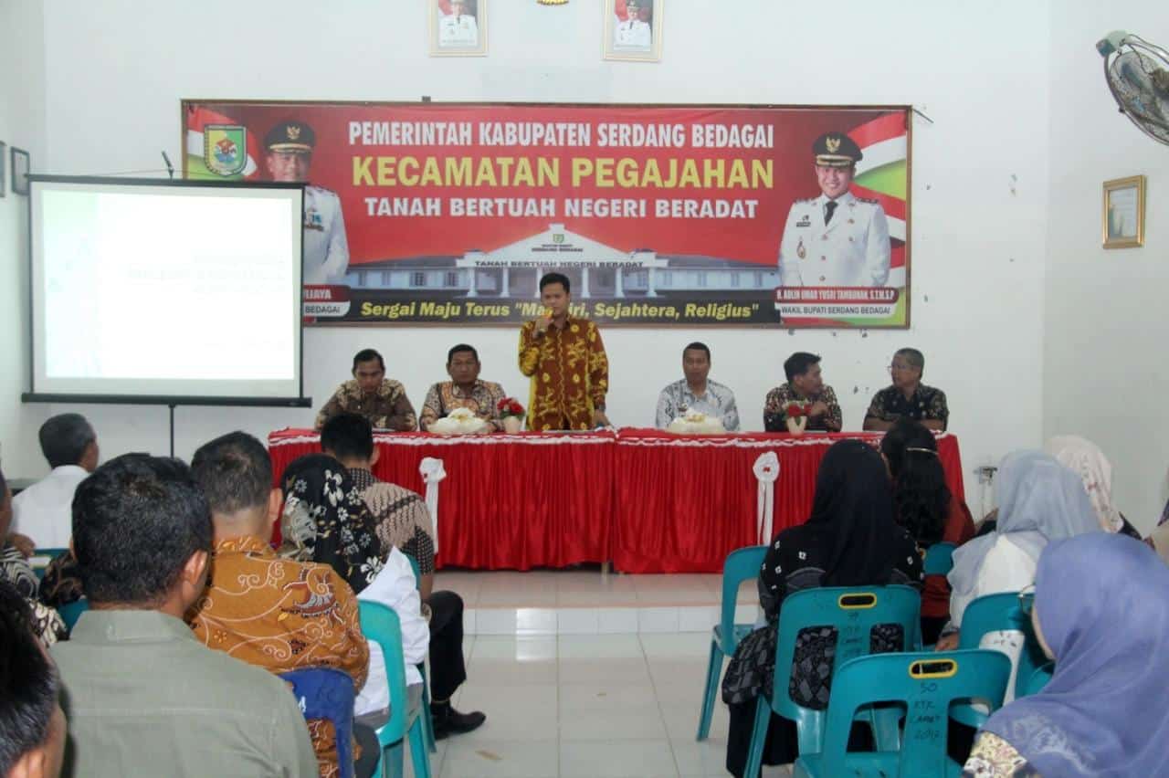 Wakil Bupati (Wabup) Sergai H. Adlin Tambunan saat memimpin sosialisasi kebijakan ini dalam pertemuan bersama aparat desa dan Kecamatan Teluk Mengkudu di Ruang Kerja Sekretaris Daerah (Sekdakab) Sergai, Kompleks Kantor Bupati, Sei Rampah, Kamis (13/3/2025). (Foto: ist/pelitaharian.id).