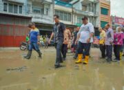 Rico Waas Turun Tangan Perbaiki Jalan Sunggal yang Rusak, Ganggu Aktivitas Pedagang dan Masyarakat!