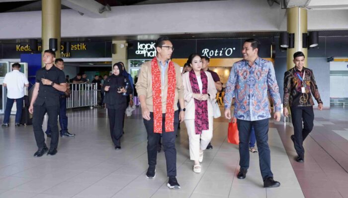 Kedatangan Rico Waas di Padang Disambut Selempang Adat, Siap Pimpin Muskomwil I APEKSI 2025!