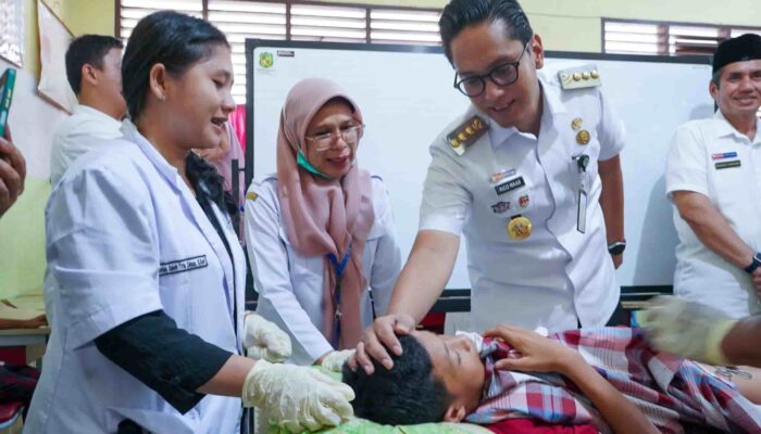 Rico Waas Hibur Anak Khitanan Massal, Bagi Hadiah dan Tanyakan Soal Nama Hewan