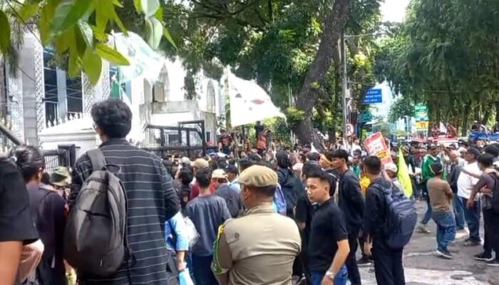 Aksi Mahasiswa dan Warga di DPRD Sumut Memanas, Tuntut Dialog Soal Sengketa Lahan