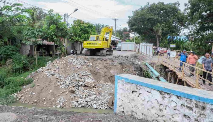 Bupati Deli Serdang Tinjau Pembangunan Jembatan Sei Kuala Namu, Janji Rampung Desember 2025