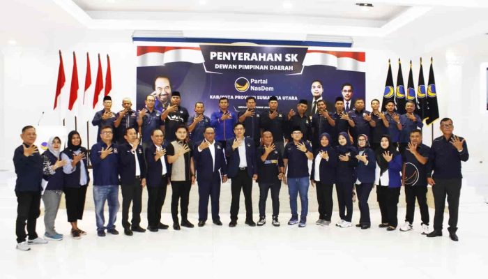 Iskandar ST Serahkan SK Kepengurusan Baru NasDem Tapteng dan Tapsel Periode 2025–2029