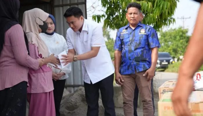 Pimpinan DPRD Sumut Ricky Anthony Datangi Korban Kebakaran di Hinai, Serahkan Bantuan untuk Dua Keluarga