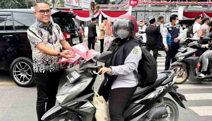 Bendera Merah Putih Dibagikan di Jalan Medan, Warga Serukan “Merdeka!”