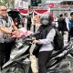 Bendera Merah Putih Dibagikan di Jalan Medan, Warga Serukan “Merdeka!”