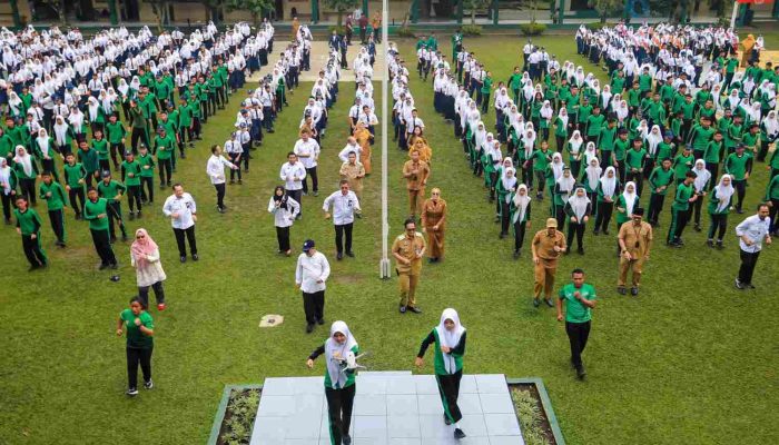 Mendikdasmen dan Rico Waas Senam Bersama Siswa SMPN 1 Medan, Pesan Generasi 2045 Menggema